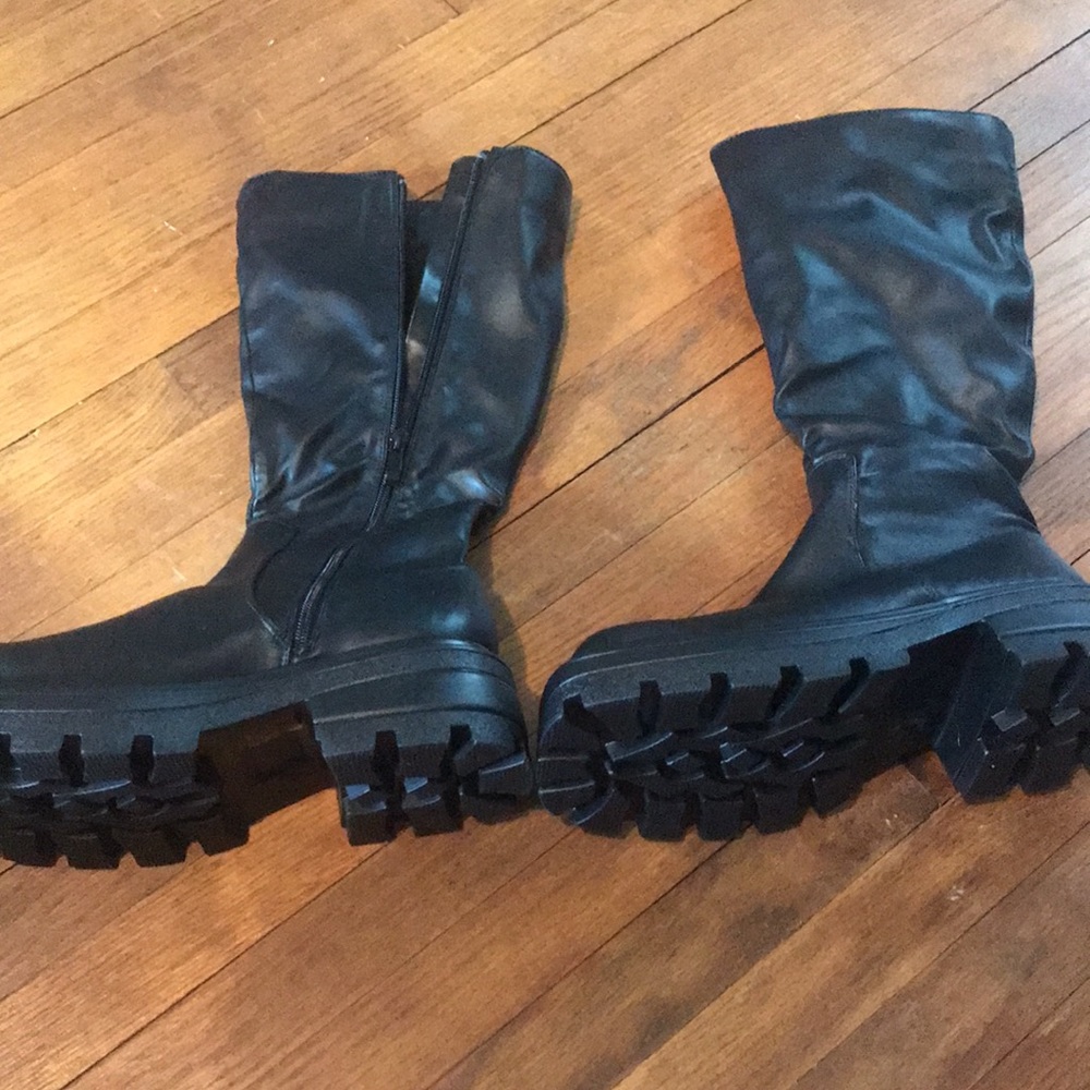 NWOT black boot from pretty little thing